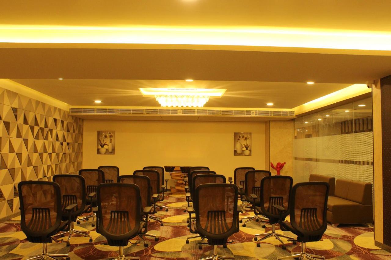 Zip By Spree Hotels Surat Dış mekan fotoğraf