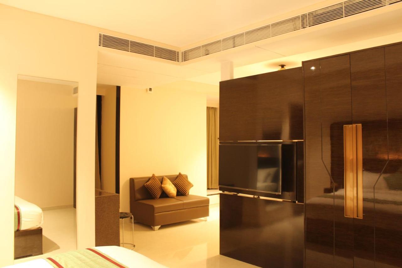 Zip By Spree Hotels Surat Dış mekan fotoğraf