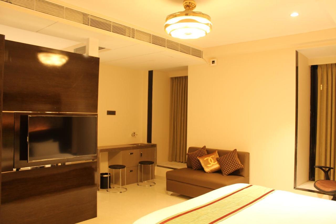 Zip By Spree Hotels Surat Dış mekan fotoğraf