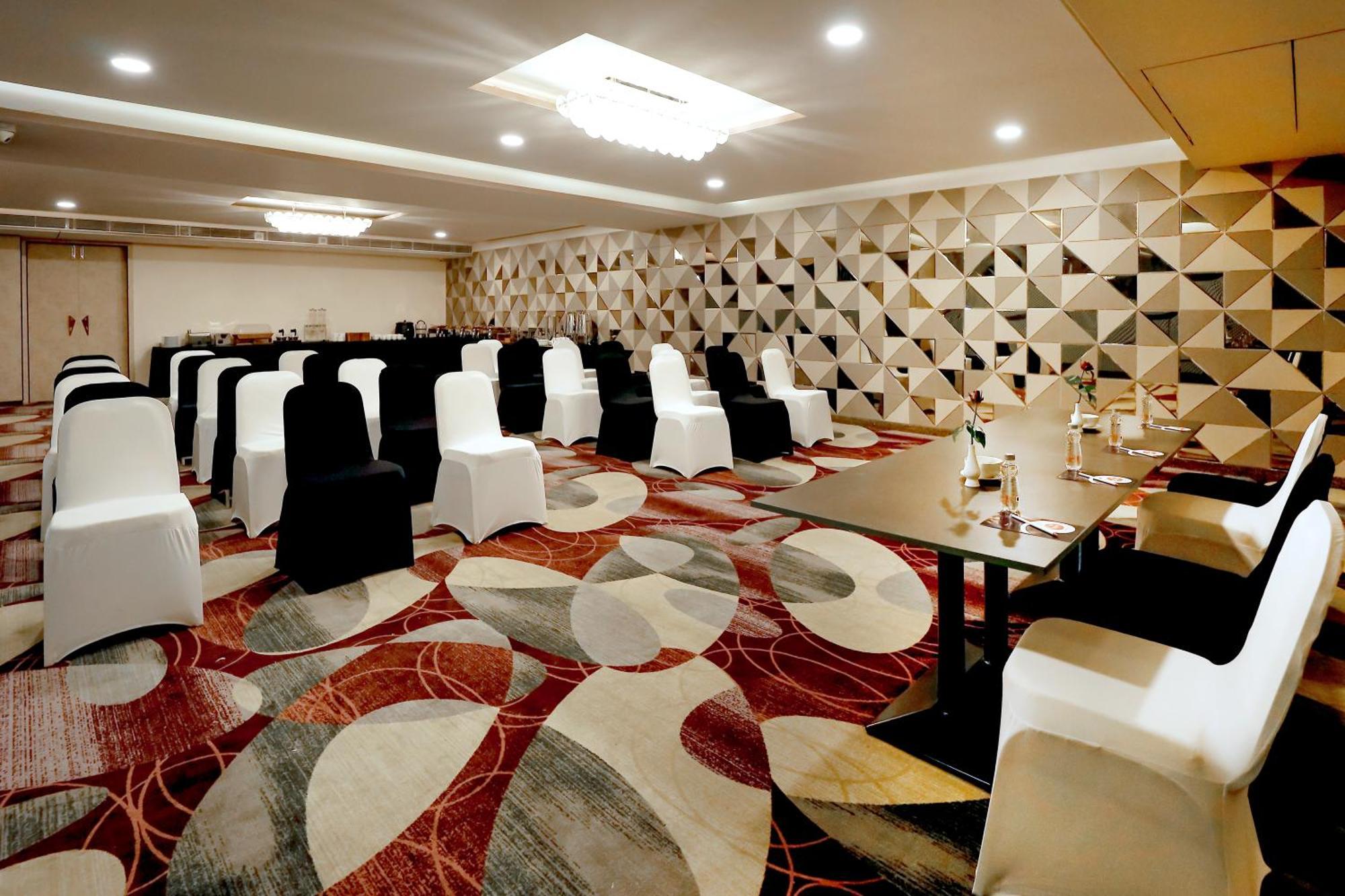Zip By Spree Hotels Surat Dış mekan fotoğraf