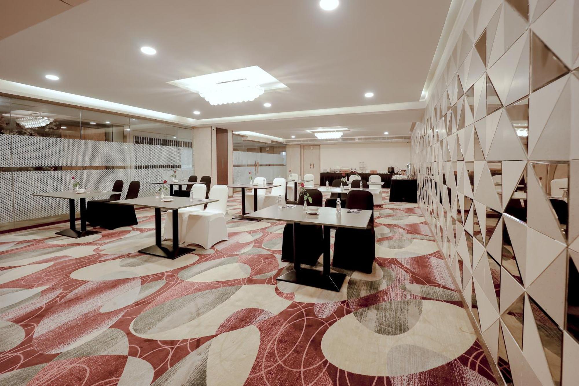 Zip By Spree Hotels Surat Dış mekan fotoğraf