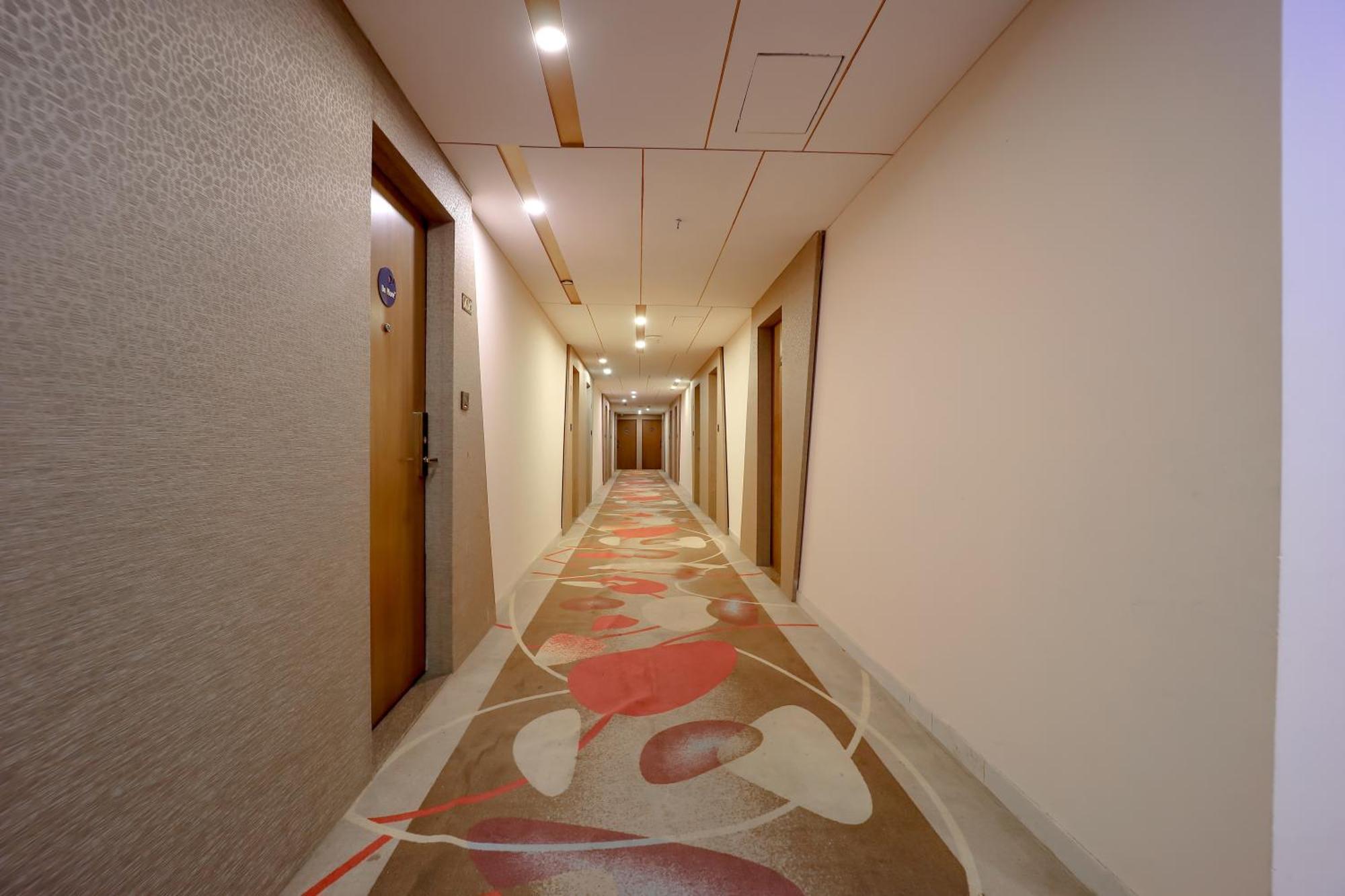 Zip By Spree Hotels Surat Dış mekan fotoğraf