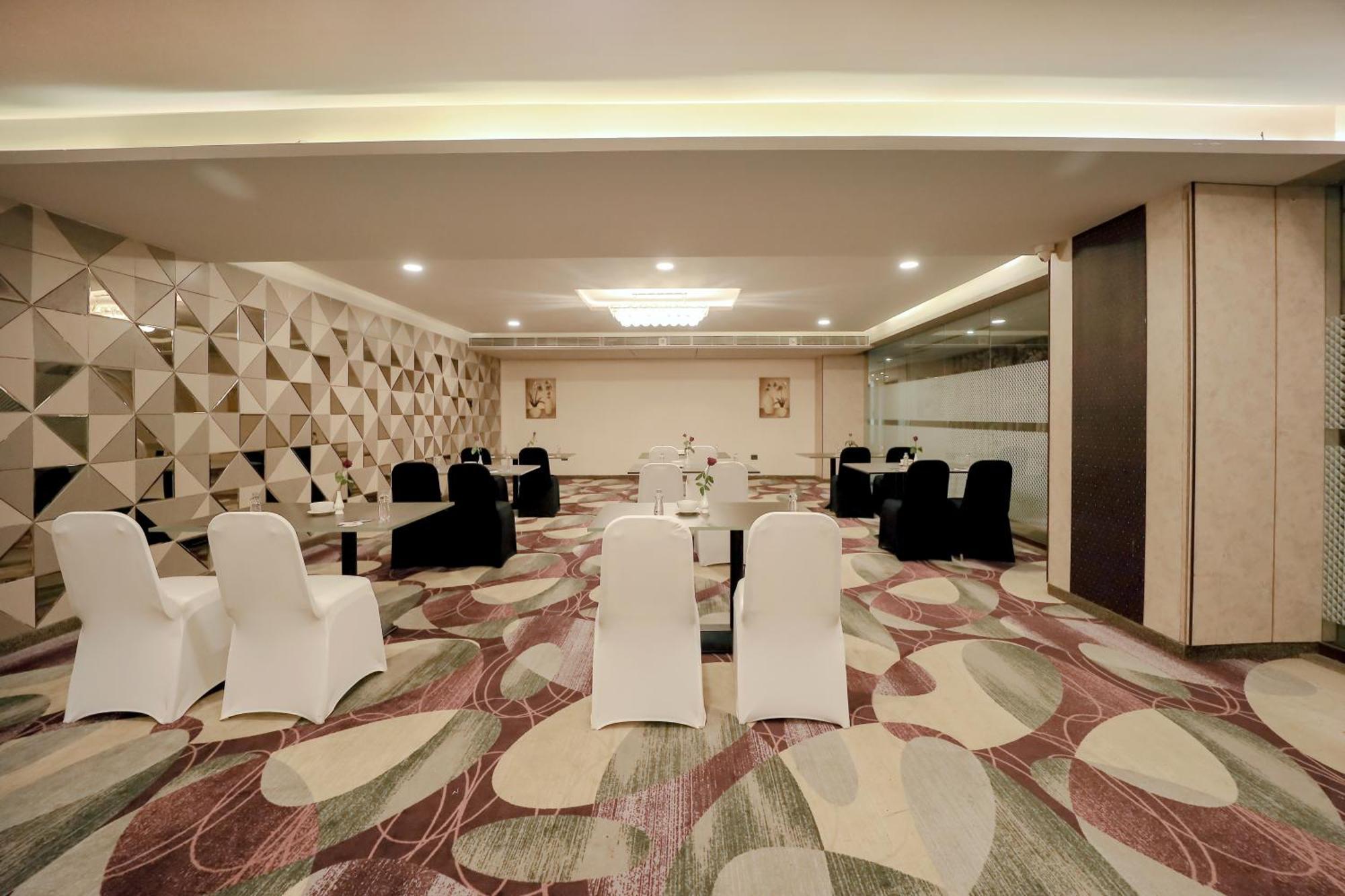 Zip By Spree Hotels Surat Dış mekan fotoğraf