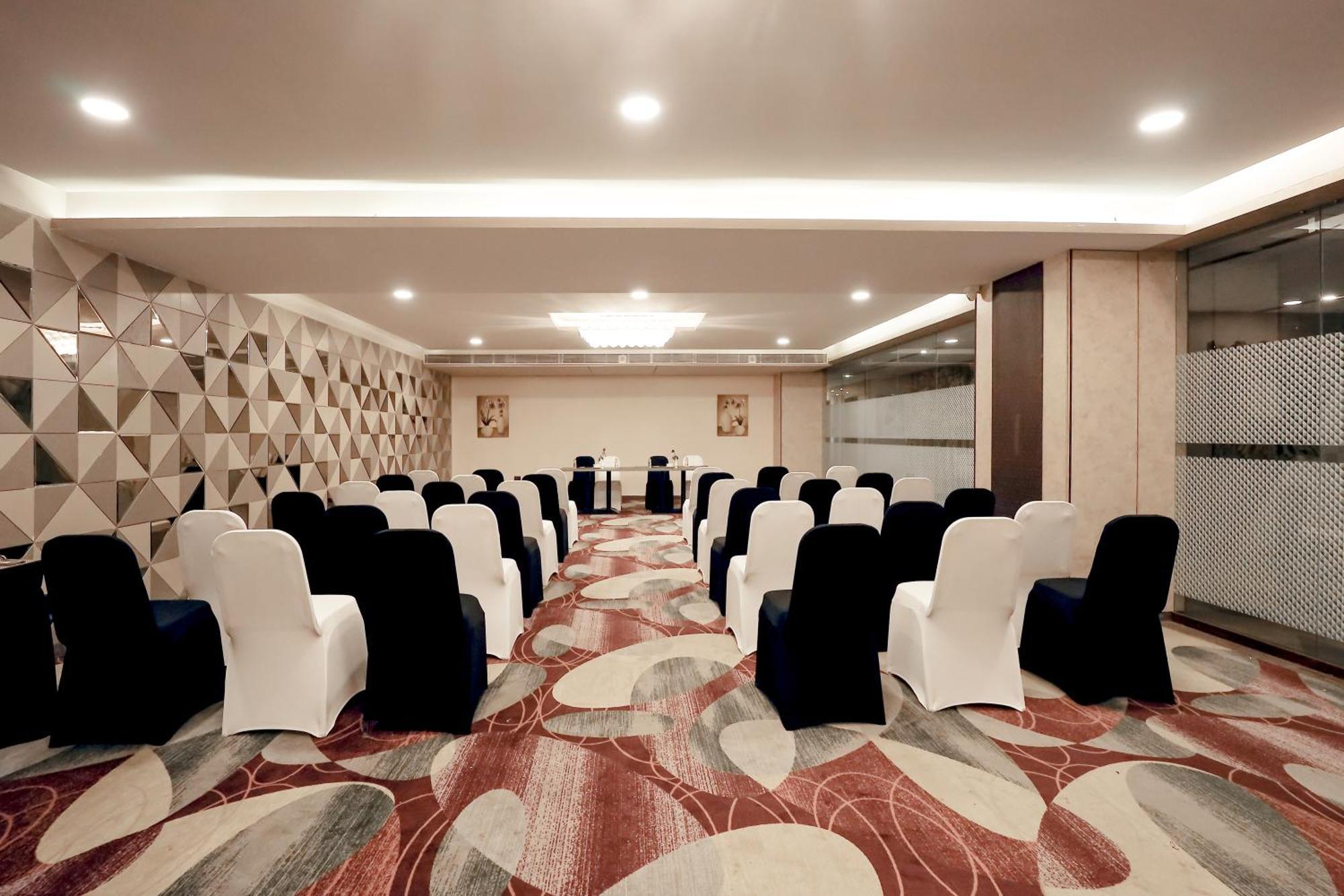 Zip By Spree Hotels Surat Dış mekan fotoğraf