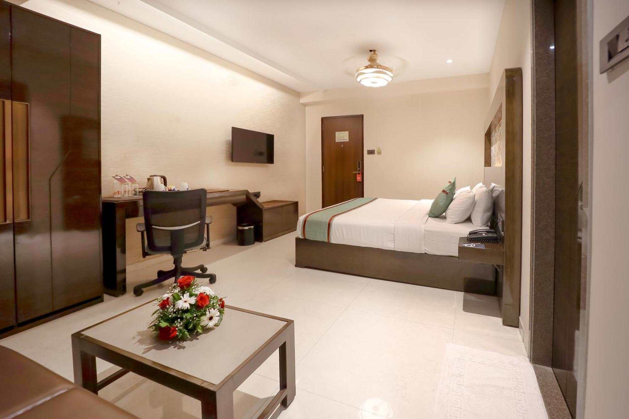 Zip By Spree Hotels Surat Dış mekan fotoğraf