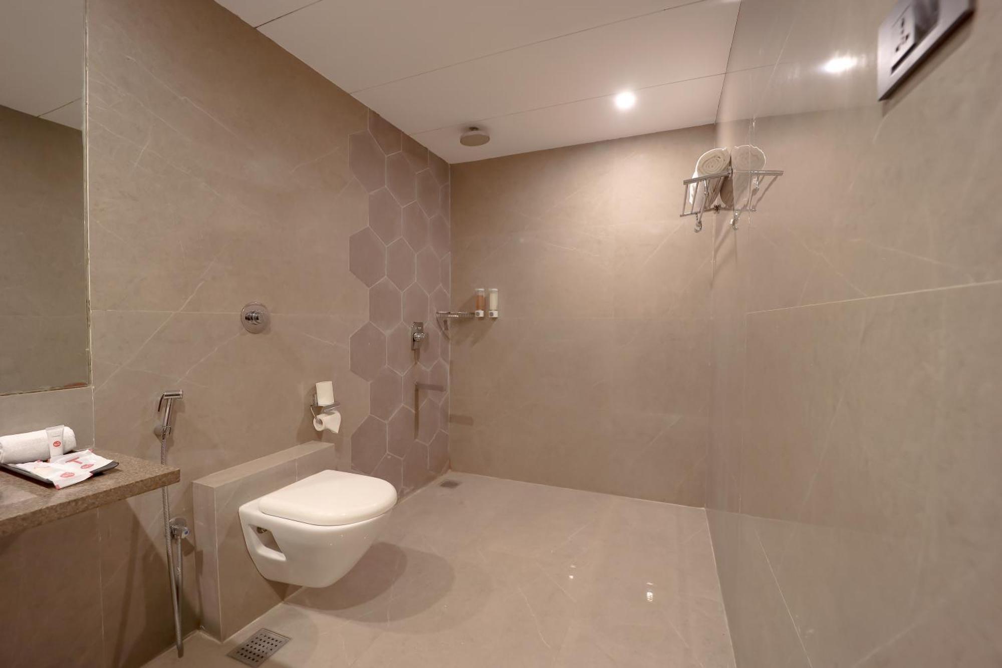 Zip By Spree Hotels Surat Dış mekan fotoğraf